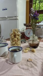 圣萨尔瓦多德朱Miraflores Casa de Campo的桌子,上面放着咖啡和花瓶