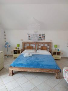 圣玛丽亚Santa Maria flats的一间卧室配有一张带蓝色毯子的大床