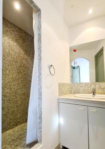 滨海圣西尔HAMEAU DES AMANDIERS - vue mer, golf et vignes的一间带水槽和镜子的浴室