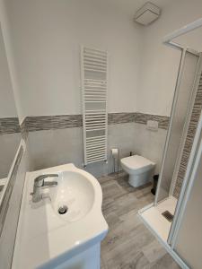蒙特格罗托泰梅Domus Anna的白色的浴室设有水槽和卫生间。