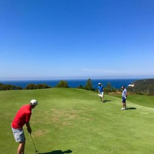 滨海圣西尔HAMEAU DES AMANDIERS - vue mer, golf et vignes的一群人在高尔夫球场打高尔夫