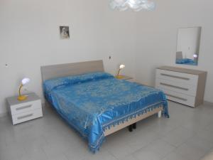 莱乌卡Casa Raffaele的一间卧室配有一张床、梳妆台和镜子