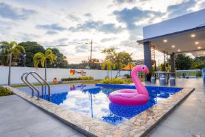 马六甲Good2Stay Villa的水中一个粉红色火烈鸟游泳池