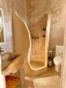 利普西岛Aegean Muses的带淋浴、水槽和卫生间的浴室