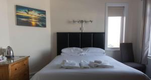惠特比威尔戴尔旅馆的一间卧室配有一张床,上面有两条毛巾