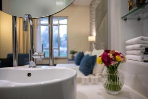 耶路撒冷耶胡达酒店 的浴室设有水槽和花瓶。