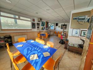 San Miguel de MerueloHostería Sol的一间配备有蓝色桌子和椅子的用餐室