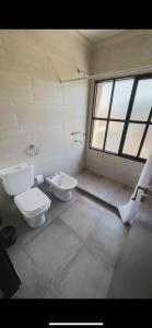 卡塔马卡Departamentos Rosina 1的一间带卫生间和水槽的浴室