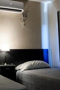 卡塔马卡Departamentos Rosina 1的卧室配有一张带蓝色条纹的墙壁床。