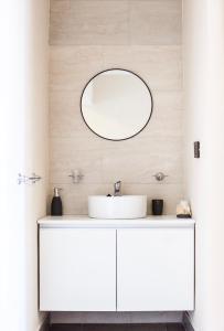 卡塔马卡Departamentos Rosina 1的浴室设有白色水槽和镜子