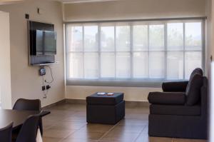 卡塔马卡Departamentos Rosina 1的带沙发和电视的客厅
