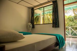 普罗维登西亚South West Bay Cabañas的一间卧室设有一张床和一个窗口