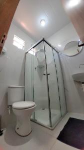 费尔南多 - 迪诺罗尼亚Batera House Noronha的一间带卫生间和玻璃淋浴间的浴室