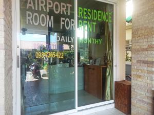 奈扬海滩Nu Phuket Airport Resident 1的一间房间前窗,令人不耐烦地成熟