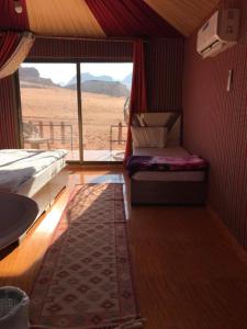 瓦迪拉姆Flower Life Camp的一间设有床铺并享有沙漠景色的客房