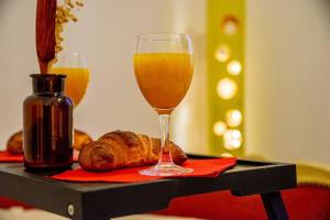 第戎L'appart chez Remy的桌上的一杯橙汁和面包