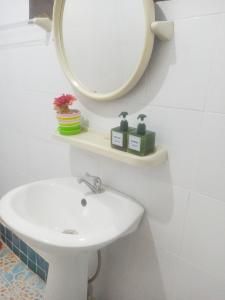 奈扬海滩Nu Phuket Airport Resident 1的一间带水槽和镜子的浴室