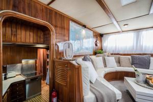 伊维萨镇Spacious 24Meters Long Yacht Lagaro / 5 Cabins的一间带船上沙发的客厅