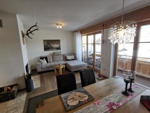 伦格里斯Ferienlandhaus Alpinum的客厅配有桌子和沙发
