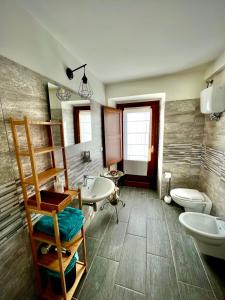 拉奎拉Il Bivacco del Duomo的浴室配有盥洗盆、卫生间和盥洗盆。