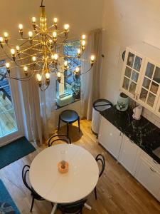 韦姆达伦Stuga i Vemdalen的厨房配有白色的桌子和吊灯。