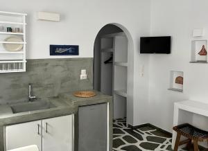 帕罗奇亚安吉一室公寓的一个带水槽的厨房和客房内的电视