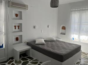 帕罗奇亚安吉一室公寓的白色的卧室设有床和窗户