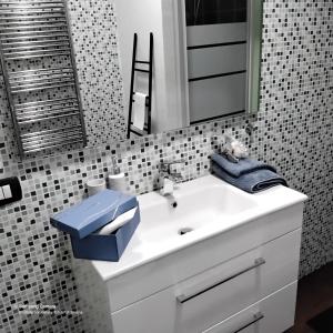 洛雷托Appartamento incantevole sull'antica via Lauretana的浴室设有白色水槽和镜子