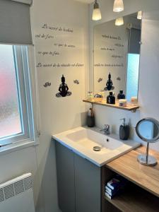 弗雷瑞斯Mobile home Zen Siblu Fréjus的一间带水槽和镜子的浴室