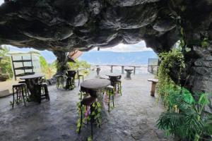 麦德林Cabaña Parque Arvi vista panorámica的一组桌子和凳子坐在洞穴里