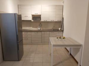 维莫德罗内Casa Sole的厨房配有桌子和冰箱