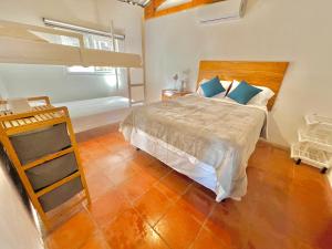 El ProgresoCasa Mahi的一间卧室设有一张大床和一个窗户。