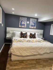 克利夫顿GuestHouse In Clifton NJ的一间卧室配有一张带蓝色墙壁的大床