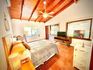 El ProgresoCasa Mahi的一间卧室配有一张床和一台平面电视