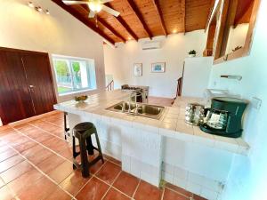 El ProgresoCasa Mahi的厨房配有水槽和台面