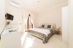 萨莱诺HomeAway Salerno的白色的卧室设有床和窗户