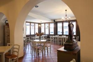 卢布尔雅那卡特卡酒店的餐厅设有桌椅和窗户。