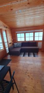 ÞórshöfnFálki cottages的一间客厅,客厅配有沙发,位于木房