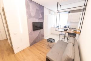 卡尔塔尼塞塔Dalmazia Boutique Apartment的客厅配有沙发和桌子