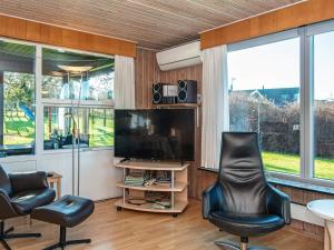 格莱斯堡哈文诺维度假屋的客厅配有2把椅子和平面电视