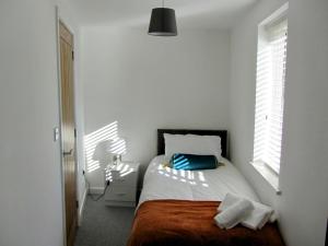 北安普敦Apartment Balmoral Road的白色的卧室设有床和窗户