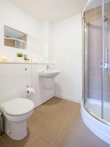 伯明翰Inners City Apartments -On Suites的浴室配有卫生间、盥洗盆和淋浴。