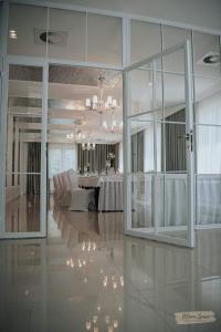 ŻyrakówHotel Millenium的白色的房间,配有桌椅