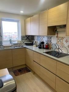 伦敦2 Bedroom Chelsea Apartment的厨房配有木制橱柜和窗户。