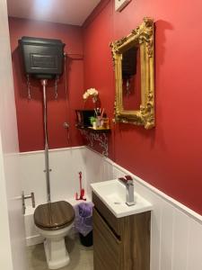 伦敦2 Bedroom Chelsea Apartment的一间带卫生间、水槽和镜子的浴室