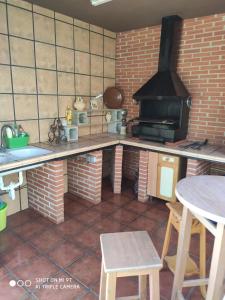 贝莱斯Casa Rosas的厨房配有炉灶和桌子。