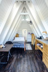 特雷热比奇Cashaw Cabin - Private Cosy A-Frame的阁楼卧室配有1张床和1张书桌