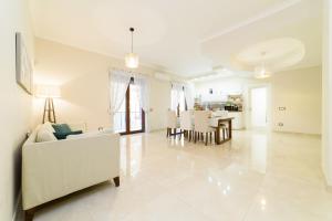 萨莱诺HomeAway Salerno的白色的客厅配有沙发和桌子