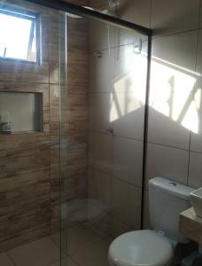 巴纳内拉斯Chalé Pôr do Sol的一间带卫生间和玻璃淋浴间的浴室