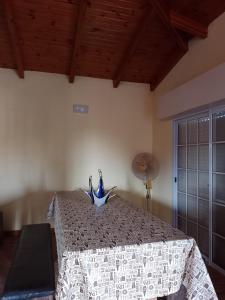 WandaHospedaje Los Laureles的一间卧室配有一张蓝色花瓶的床